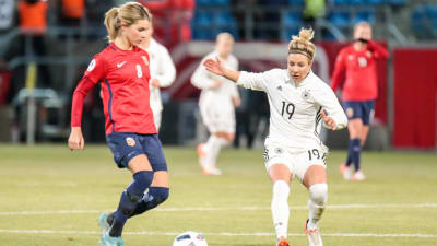Andrine Hegerberg med bollen