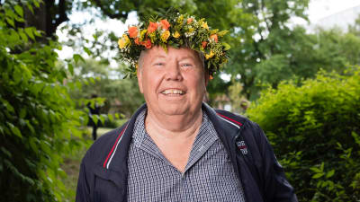 Bert Karlsson med blomkrans i håret.