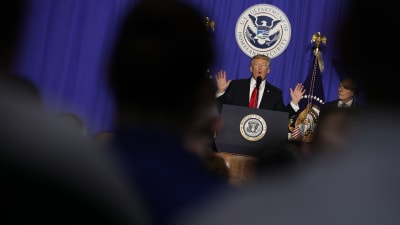Pres Donald Trump meddelar att muren mot Mexiko ska byggas.