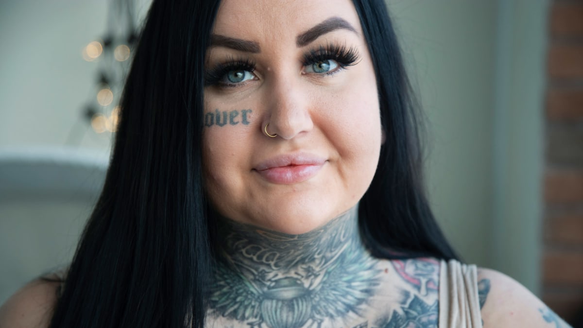 Näyttävästi tatuoitu ja seksikkäästi pukeutuva Jonna Merta rikkoo perinteistä äitimyyttiä