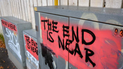 Klotter i gatubilden med texten The end is near.