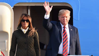 Donald och Melania utanför sitt flygplan.