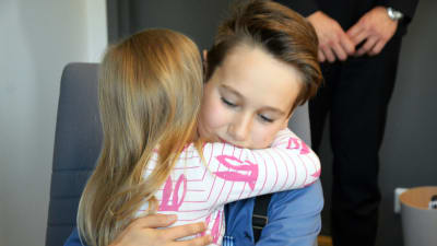 Livräddaren Matias Latvala får en kram av flickan han räddade.