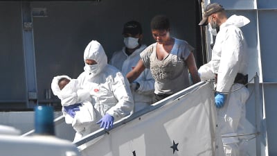 Migranter blir räddade av den italienska flottan.