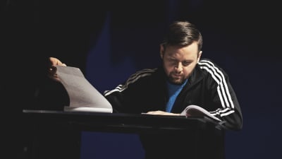 Jakob Höglund bakom arbetsbord på Lilla Teatern i Helsingfors.