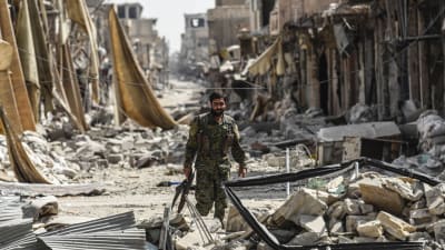 En medlem av SDF-styrkorna i Raqqa bland ruinerna av gamla staden i Raqqa den 25.september 2017.