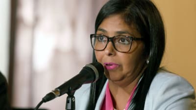 Delcy Rodriguez tillkännagav frigivningen på en presskonferens.