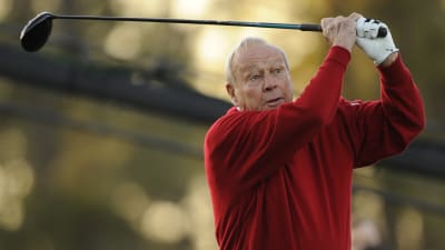 Arnold Palmer håller ögonen på bollbanan med sin driver höjd över axeln.