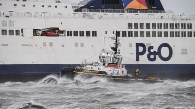 Passagerarfärja körde på grund utanför Calais