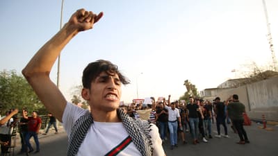 Demonstranter utanför regeringsbyggnaden i Basra