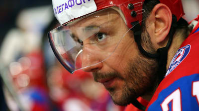 Punaiseen peliasuun pukeutunut venäläinen jääkiekkoilija Ilja Kovaltshuk katsoo lähikuvassa vasemmalle.