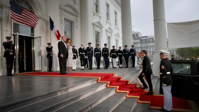 Presidentparet Macron får pampigt mottagande på Vita husets trappa. Polerade uniformer, flaggor och instrument