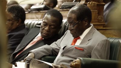 Vicepresident Emmerson Mnangagwa (till vänster) tillsammans med president Mugabe i parlamentet i Harare den 8 december 2016.