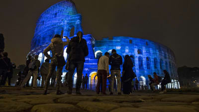 Colosseum i Italien upplyst i blå färg.