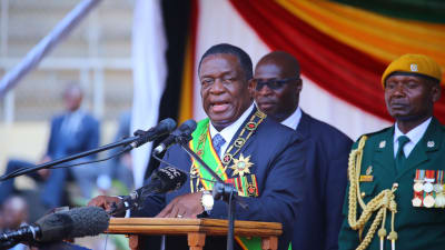 President Emmerson Mnangagwa svors in som president två dagar efter att författningsdomstolen beslöt att presidentvalet inte var ett fuskval