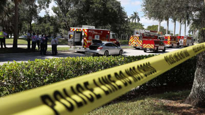 Polis och brandbilar utanför kongressledamot Debbie Wasserman Schultzs kontor i Sunrise, Florida på onsdagen.
