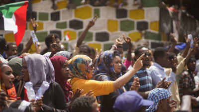 Kvinnor under fredagens protester i huvudstaden Khartoum. 