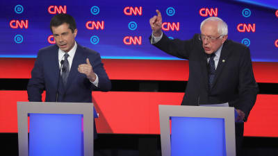 Pete Buttigieg (t.v.) och Bernie Sanders (t.h.) under det Demokratiska partiets debatt inför presidentvalet i USA 2020.