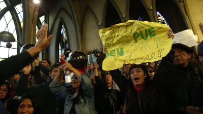 Människor demonstrerar mot val av biskop i Chile 2015. 