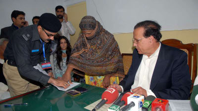 Provinsen Punjabs guvernör Salman Taseer mördades år 2011 efter att ha försvarat Asia Bibi (till vänster)