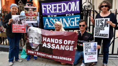 Anhängare till Julian Assange utanför Ecuadors ambassad 1.8.2018