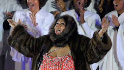 Aretha Franklin i stor brun päls vid julgranständning i New York