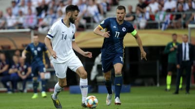 Tim Sparv och Edin Dzeko i matchen mellan Finland och Bosnien 2019.