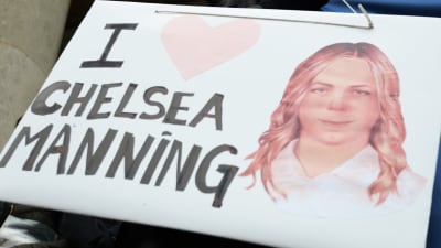 Ett plakat som uttrycker stöd för visselblåsaren Chelsea Manning.