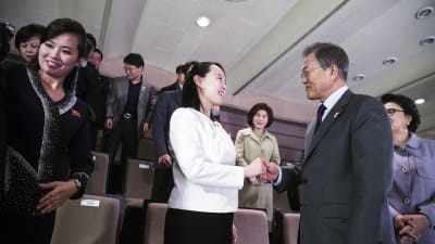 Kim Jong-Uns syster Kim Yo-Jong gjorde stort intryck på sydkoreaner. Här skakar hon hand med Sydkoreas president Moon Jae-In