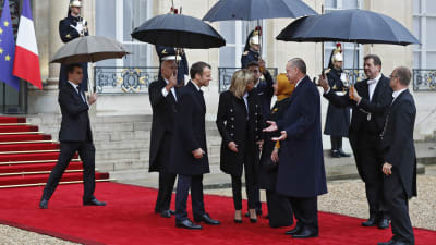 Presidentparet Macron tar emot statschefer vid presidentpalatset. 