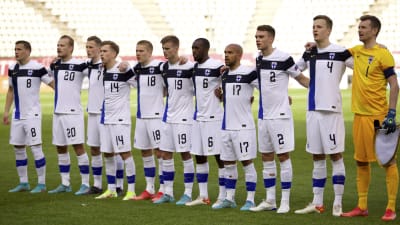 Finlands lag står uppradat inför matchen mot Slovakien.