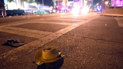 En ensam cowboyhatt ligger på gatan i Las Vegas, efter en dödlig skjutning på en festival.