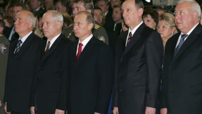 En gruppbild på Vladminir Putin och fyra högt uppsatta säkerhetsledare.