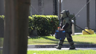 En bombtekniker som undersökte ett misstänkt paket i kongressledamot Debbie Wasserman Schultzs kontor i Sunrise, Florida i onsdags. 