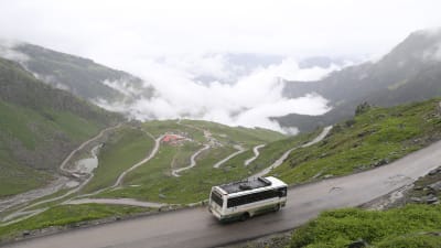 Buss som åker på bergsväg i Himachal Pradesh. 