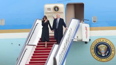 Donald och Melania Trump anländer till Peking.