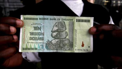 En sedel med nominella värdet 10 miljarder zimbabwiska dollar.