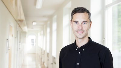 Maskulinitetsforskare Lucas Gottzén i en korridor på Stockholms Universitet.