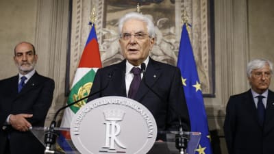 President Sergio Mattarella höll en presskonferens efter att han stoppat Contes förslag till finansminister på söndag kväll. 