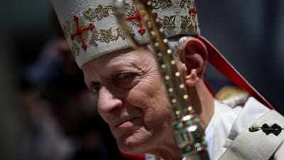 Kardinal Donald Wuerl väntar på att en gudstjänst ska inledas i Washington i april 2018.