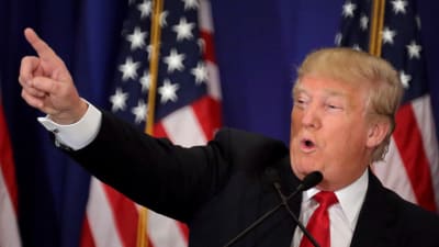 Trump håller tal i Florida den 8 mars 2016.