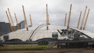 Delar av taket till O2-arenan i London slets sönder under stormen Eunice den 18 februari 2022.