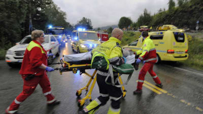 Räddningspersonal tar om hand skadade vid Utøya, 22 juli 2011.