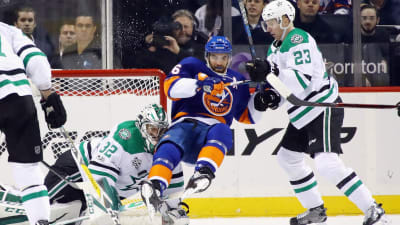 Dallas-spelarna Kari Lehtonen och Esa Lindell försöker få stopp för New York Islanders-spelaren Andrew Ladd framför Dallas-målet.
