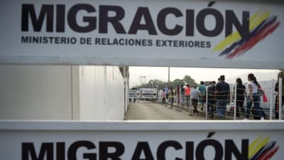 Människor köar till passkontrollen vid en gränsövergång mellan Venezuela och colombia 
