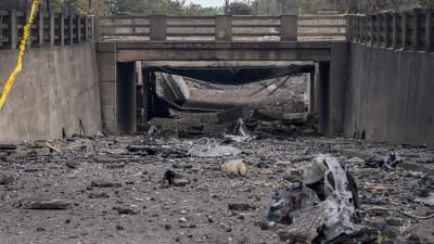 Helt utbrända bilvrak låg kvar i närheten av bron där tankbilen exploderade på lördagen. 