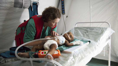 spädbarn i sjukhussäng på flyktingläger i Bangladesh