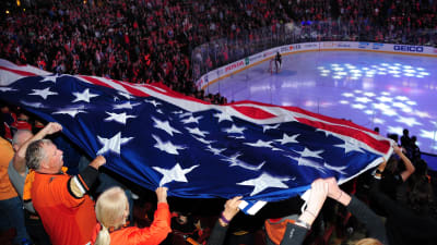 USA:s flagga på en NHL-match.