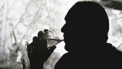 Man som dricker öl