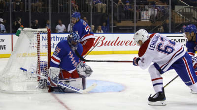 Henrik Lundqvist i målet räddar ett skott av Artturi Lehkonen.
